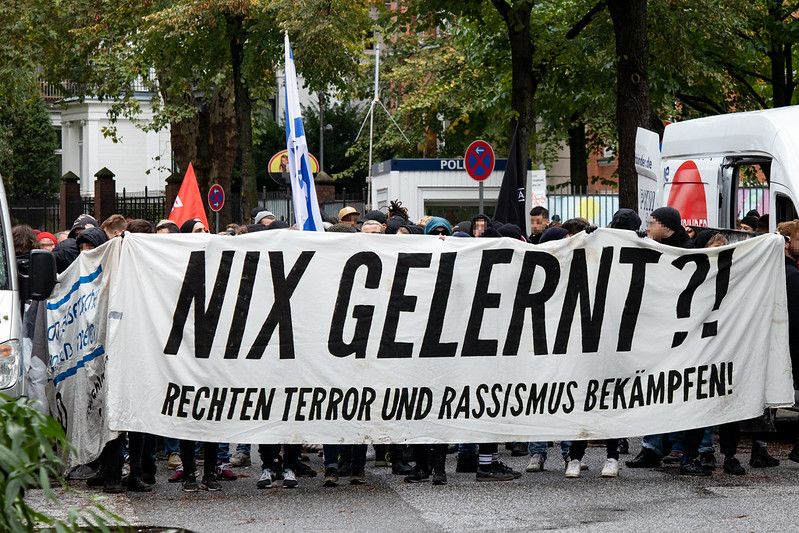 Nix gelernt? Front-Transpi Demo in Hamburg gegen rechten Terror und Rassismus.